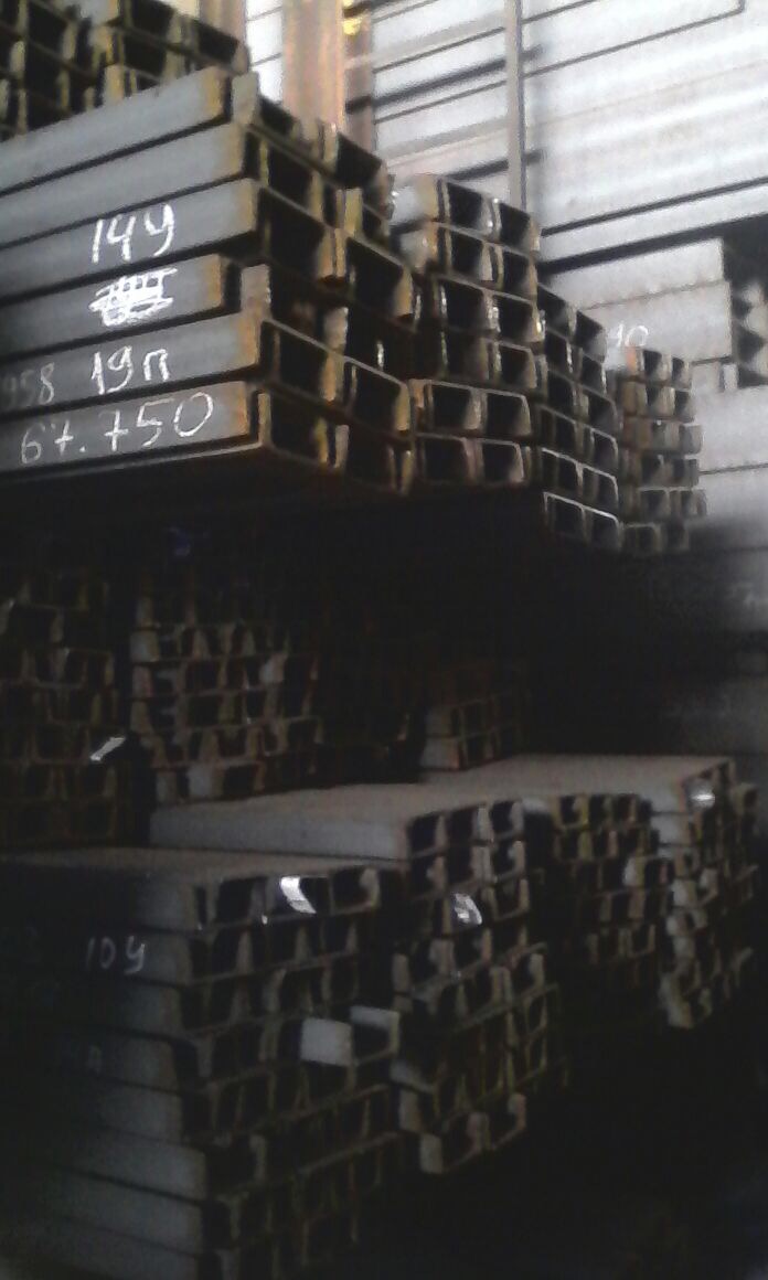 Швеллер стальной равнополочный горячекатаный 100x46x4,5 мм 10У С255 ГОСТ 8240-97 фото